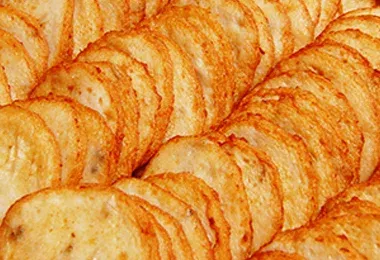 六田竹輪蒲鉾 並べた丸天の焼き色