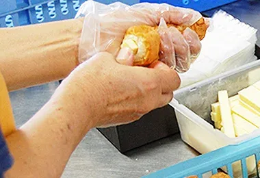 六田竹輪蒲鉾 の製造工程 5 冷まして梱包・発送